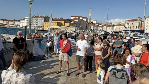 Ob prihodu v Piran so  domačini in podporniki Niku Milharčiču in 
Gregorju  pripravili toplo dobrodošlico.