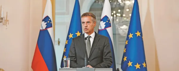 Glavna favorita volitev bosta premier Robert Golob (Svoboda) in 
prvak opozicije Janez Janša (SDS). Prvi bo verjetno sestavljal 
svojo vlado z Vladimirjem Prebiličem, Matjažem Hanom (SD) in 
Luko Mescem (Levica), drugi pa z Anžetom Logarjem (Demokrati) 
in Jernejem Vrtovcem (NSi).