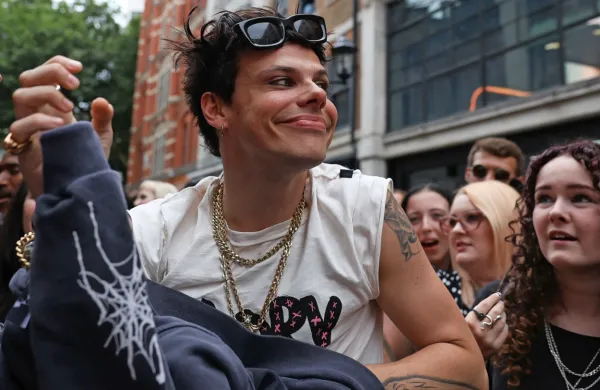 27-letni Dominic Harrison alias Yungblud prihaja iz Doncastra na 
severu Anglije.