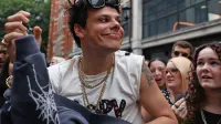 27-letni Dominic Harrison alias Yungblud prihaja iz Doncastra na 
severu Anglije.