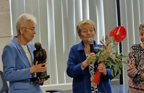 Marija Jereb v sredini