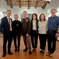 Na fotografiji (z leve): odpravnik poslov na ameriškem veleposlaništvu v Sloveniji Brian E. Greaney,  najstarejša Pettyjeva 
hči Gaye Hawkins, vojaški ataše ZDA v Sloveniji Jennings T. Catlett, 
vnukinji  Rebecca Key  in Michelle Alcott ter  direktor Kobariškega 
muzeja Martin Šolar.