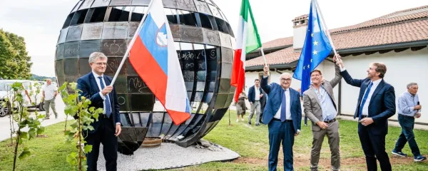 Povezovalna krogla, instalacija  So(g)no Marca Nerea Rotellija  v akciji dveh vinarjev, ki sta 
povezala obmejni prostor. Z leve so italijanski veleposlanik v Sloveniji Giuseppe Cavagna, 
slovenski veleposlanik v Rimu Matjaž Longar ter vinarja Matjaž Četrtič in Robert Prinčič.  