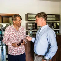 Vinar Matjaž Četrtič (desno)  in pesnik Aleš Šteger 