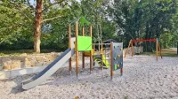 V Ospu so uredili novo otroško igrišče s hiško s plezali in dvojno 
gugalnico ter košarkarskim košem.