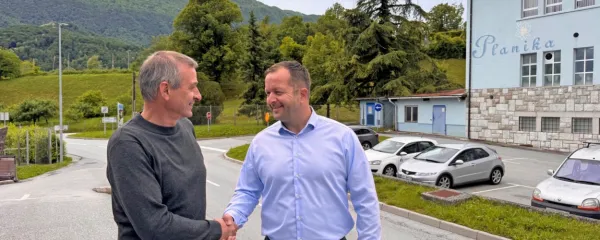 Nikola Šavle (desno) iz KZ Tolmin in Miran Božič iz Mlekarne 
Planika