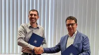 Tolminski župan Alen Červ in predsednik uprave družbe Elektro 
Primorska Uroš Blažič sta podpisala pogodbo za celovito prenovo 
javne razsvetljave v občini.
