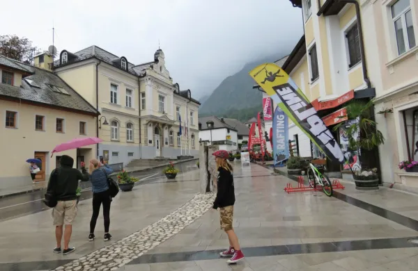 Občina Bovec (v ozadju) bo imela s Kaninom še veliko dela, vmes 
pa se je bati, da bo brez smučišča trg  na fotografiji od decembra do 
aprila prazen, turistični delavci pa brez zaslužka.