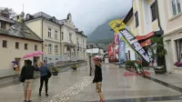 Občina Bovec (v ozadju) bo imela s Kaninom še veliko dela, vmes 
pa se je bati, da bo brez smučišča trg  na fotografiji od decembra do 
aprila prazen, turistični delavci pa brez zaslužka.