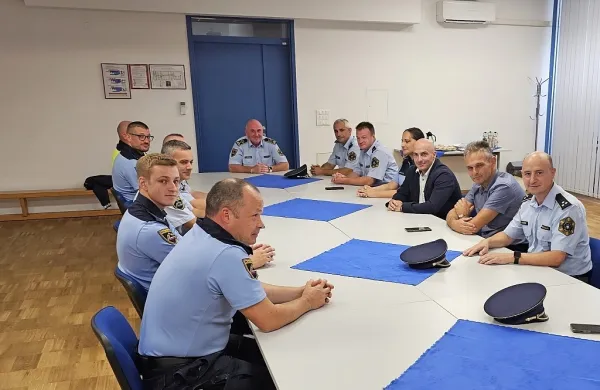 Vodstvo  novogoriške uprave je  sprejelo  pogumne in  požrtvovalne  
sodelavce.