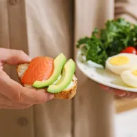 Vitamin D je tudi v živilih, med drugim v gobah, mastnih ribah, kot je 
losos, in jajčnem rumenjaku.

