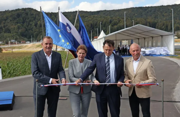 Vodstvo Darsa je skupaj z infrastrukturno ministrico Alenko 
Bratušek in županoma občin Log-Dragomer ter Brezovica danes 
slovesno pospremilo odprtje avtocestnega priključka Dragomer 
na odseku primorske avtoceste med Brezovico in Vrhniko.