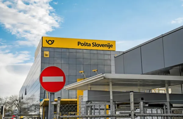 Pošta Slovenije bi se morala prestrukturirati, samo krčenje 
stroškov ni odgovor, digitalizacija in preusmeritev v paketno-logistične storitve poteka prepočasi, opozarja Sindikat poštnih 
delavcev.