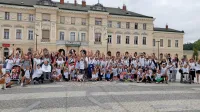 Tradicionalnega čezmejnega pohoda solidarnosti, ki opozarja na 
težave oseb s posebnimi potrebami,  se je včeraj udeležila dobra 
stotnija pohodnikov. 