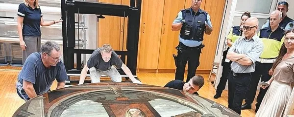 Carpaccievo sliko so v minoritskem samostanu nadvse skrbno 
pripravili za namestitev na zid.