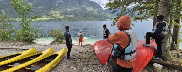 Mladoletni begunci brez spremstva, ki so nastanjeni v Postojni, so 
letošnje poletje nekaj dni preživeli tudi v Bohinju.