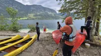 Mladoletni begunci brez spremstva, ki so nastanjeni v Postojni, so 
letošnje poletje nekaj dni preživeli tudi v Bohinju.