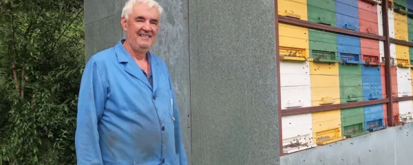 Aleš Rodman čebelar in predsednik čebelarskega društva Kras-Brkini