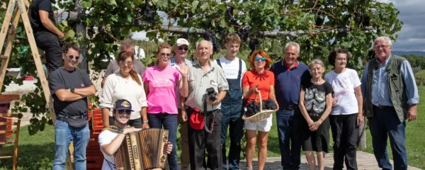 Pred dnevi so v Truškah pri Marinku Rodici (v sredini) turistični 
novinarji na čelu z Marjano Grčman (ob njem) opravili novinarsko 
trgatev.