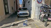 Za domačine je poleg vprašanja zakonitosti sporna tudi sama 
uporaba parkirne ovire ob vstopu na Vidalijevo ulico.