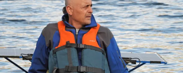 Niko Milharčič na morju s čolnom na sončno energijo, ki ga je 
izdelal sam.