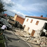 Danes popoldne, okoli 16. ure se je na cesti Bertoki - Sveti Anton 
zgodila huda prometna nesreča. Cesta je neprevozna.