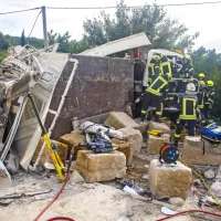Zaradi hude prometne nesreče zaprta cesta Bertoki - Sveti Anton. Nesreči so botrovale zavore. (FOTO)