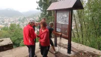 Obiskovalcu se na razglediščih z novimi obeležji ponuja popoln 
pogled na Idrijo.