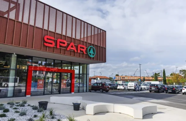 Spar v Portorožu odpira vrata. Poznavalci pravijo, da gre za eno najdražjih trgovin na kvadratni meter prodajne povr&scaron;ine v Sloveniji.