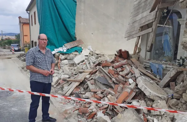Dorjan Muženič ob ru&scaron;evinah kapelice in vogala svoje hi&scaron;e