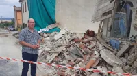 Dorjan Muženič ob ru&scaron;evinah kapelice in vogala svoje hi&scaron;e
