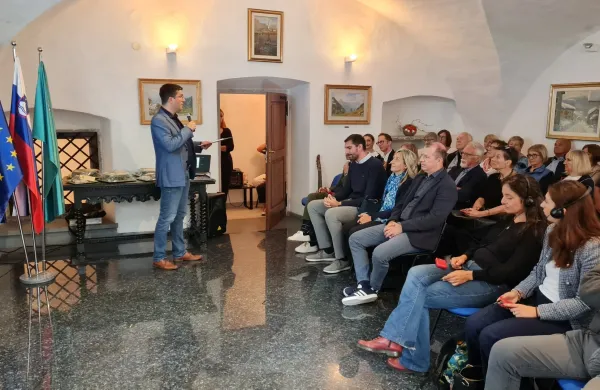 Tolminski gra&scaron;čaki na zgodovinskem pomniku v sodobni preobleki