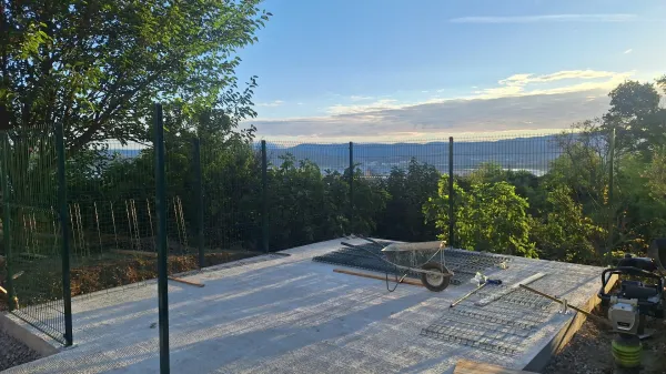 Na Benčičevi ulici so postavili ekolo&scaron;ki otok, ki razburja nekatere prebivalce.