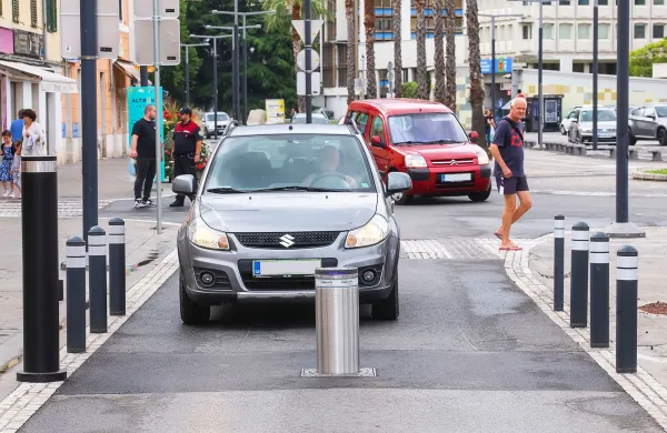 ?Koper, 01.07.2023Pristani?ka cesta, zapora ceste med vikendi, potopni valjobcinsko redarstvo------Hlajistra#4 zbri?i tablico prosim 