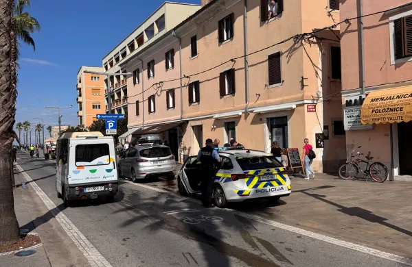 Potopni valj na Pristani&scaron;ki ulici po&scaron;kodoval vsaj pet vozil
