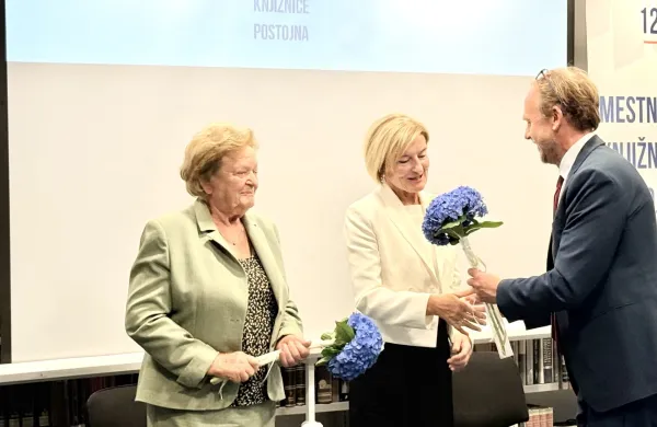 Nekdanji direktorici knjižnice (z leve) Marija Grmek in Alenka Curk ter aktualni direktor Uro&scaron; Mlinar