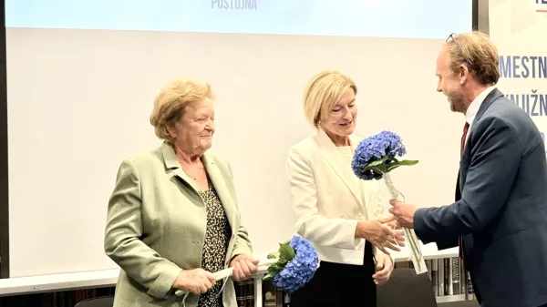 Nekdanji direktorici knjižnice (z leve) Marija Grmek in Alenka Curk ter aktualni direktor Uro&scaron; Mlinar