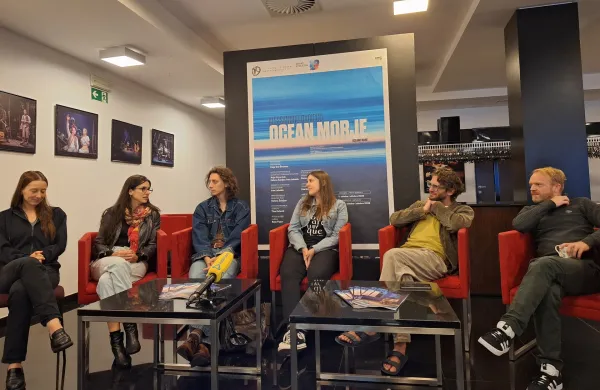 Predstavo Ocean morje so predstavili (z leve): Sara Gor&scaron;e, Lara Komar, Rok Ličen, Helena &Scaron;ukljan, Ivan Loboda in Rok Matek