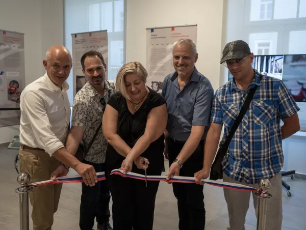 Z leve: Janko Bo&scaron;tjančič, direktor PVZ, Matej Muženič, soavtor razstave, Nada Čibej, direktorica PAK, Robert Smrdelj, župan občine Pivka, in Jan Cotič, soavtor razstave 