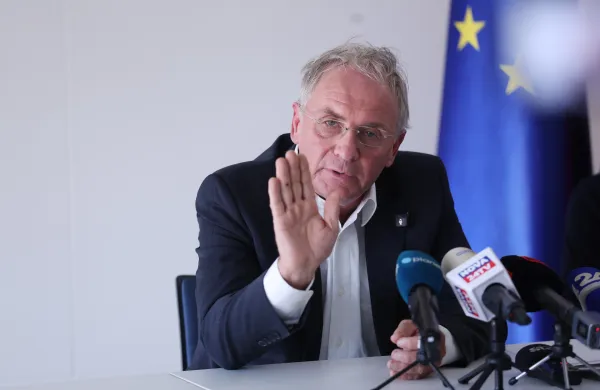 Nekdanji notranji minister Ale&scaron; Hojs je osumljen izdaje tajnih podatkov kriminalni združbi.