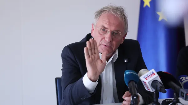 Nekdanji notranji minister Ale&scaron; Hojs je osumljen izdaje tajnih podatkov kriminalni združbi.