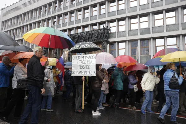 Slovenija Ljubljana 27.09.2022,27. september 2022Shod za za&scaron;čito otrok in družin, ki ga pripravlja Koalicija Za otroke gre!,pred poslopjem DZ. zakon o istospolnih parih posvojitev LGBTIQ+ družba Ale&scaron; PrimcFoto:Luka Dakskobler/BOBO