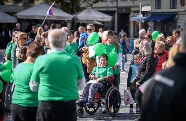 Pohod z zelenimi baloni ob svetovnem dnevu cerebralne paralize, ki ga obeležujemo 6. oktobra.