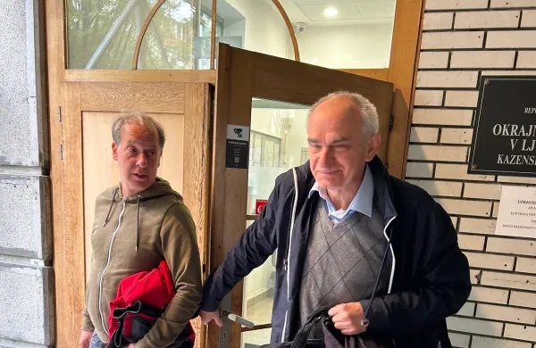 Robert Tomas Zava&scaron;nik, obtožen groženj, in njegov odvetnik Milan Vajda upata, da se bosta z o&scaron;kodovanko poravnala. 