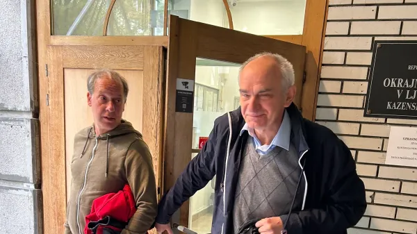 Robert Tomas Zava&scaron;nik, obtožen groženj, in njegov odvetnik Milan Vajda upata, da se bosta z o&scaron;kodovanko poravnala. 