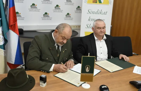 Predsednika Lovske zveze Slovenije in Sindikata kmetov Slovenije Alojz Kov&scaron;ca in Anton Medved sta podpisala sporazum o sodelovanju med organizacijama. 