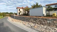 Zapleti pri obnovi Kosovelove domačije: nov podporni zid je bilo treba zru&scaron;iti