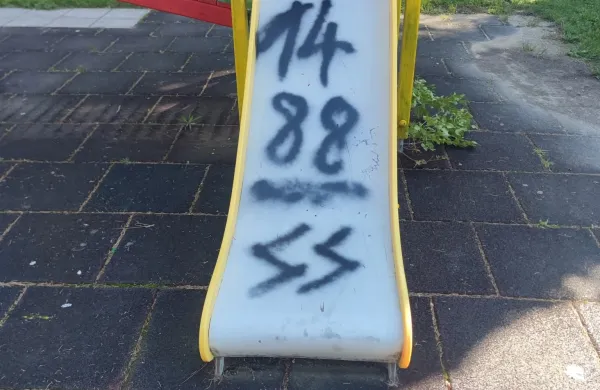 Grafitirana igrala na otro&scaron;kem igri&scaron;ču v Sv. Antonu.