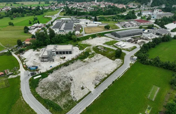 Občina Kobarid bo na javni dražbi prodaljala &scaron;est parcel v raz&scaron;irjeni obrtni coni Kobarid -jug.