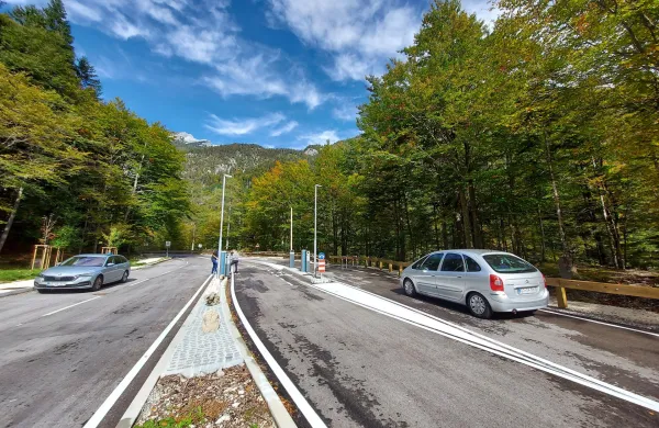 Trenta zapornice testiranje vr&scaron;i&scaron;ka cesta parking Vr&scaron;ič